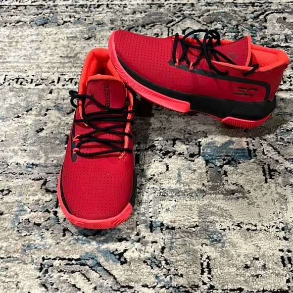 Under Armour Boys Basketball shoes. - Picture 3 of 7